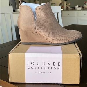 Journee - BRAND NEW Tan wedge booties Size -  7.5